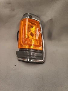 New Fits 1983-1986 Nissan 720 Corner Lamp Assembly W / Chrome Trim - Picture 1 of 4