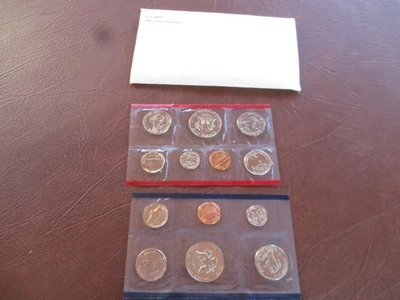 1981-P & D UNCIRCULATED COIN SETS FROM THE US MINT - Image 1 of 2