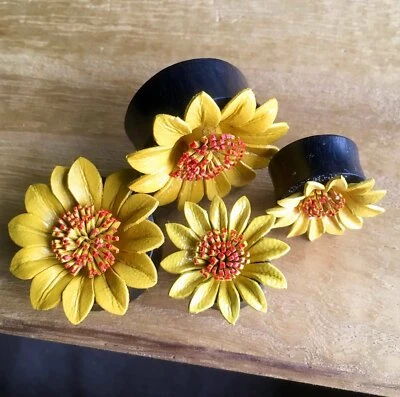 PAR Tapones Flores Cuero Amarillo Túneles Medidores Orejas Joyería Corporal Foto 1 de 4