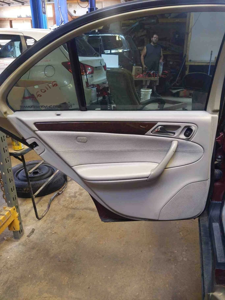 2001 - 2005 梅赛德斯 C240 后门板灰色乙烯基 LH 司机侧原始设备制造商 — 第 1/1 张图片