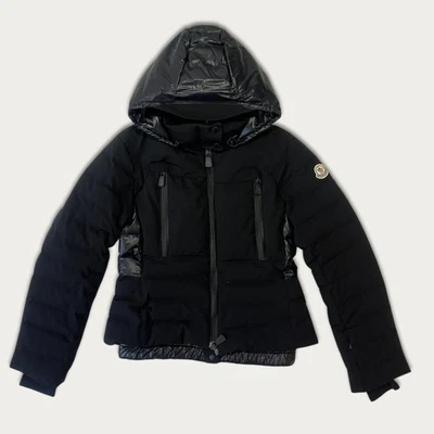 Moncler Kids 12Y 连帽羽绒滑雪夹克黑色装饰标志 17 英寸 P2P,21 英寸长 — 第 1/4 张图片