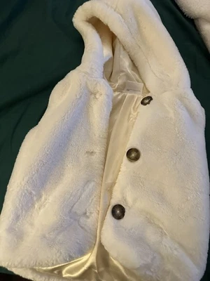 Chaleco de piel sintética blanco Hanna Andersson con capucha y botones talla 110 EE. UU. 5 USADO EN EXCELENTE ESTADO Foto 1 de 4