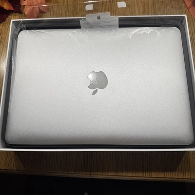 Apple MacBook Air 13,3 Zoll (128GB SSD, Intel Core i5 5. Gen., 2,90GHz, 8GB RAM) - Bild 1 von 4