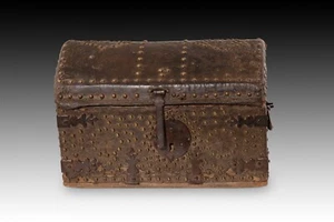 Studded trunk. Wood, leather, metal. Spain, 18th century. - Picture 1 of 7