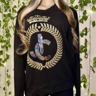 Suéter Juicy Couture Negro con Emblema Dorado y Multicolor Foto 1 de 3