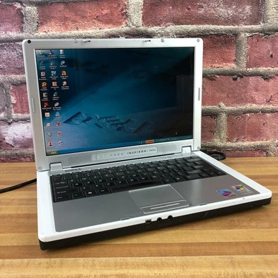 Dell Inspiron 700n Retro Gaming Laptop Pentium M 2.00GHz 1GB RAM Windows XP Pro - Image 1 of 4