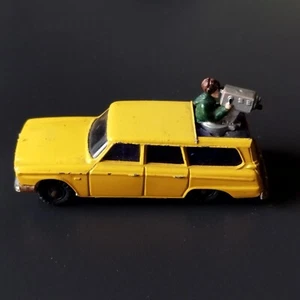 HUSKY .Studebaker Wagonair with cameraman. Diecast made in England.7.5 cm long. - Picture 1 of 6