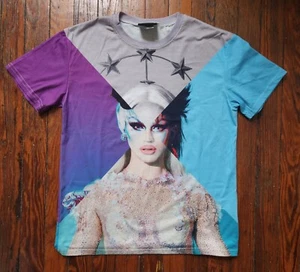$49 AQUARIA Split Tee Voss Events Graphic Tee Men's Small - Picture 1 of 4