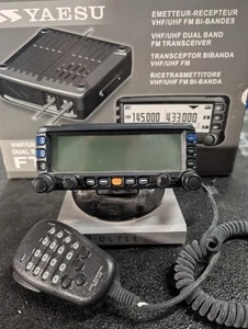 Yaesu FTM-350E 2m/70cm FM-Mobiltransceiver Mit Alu Basisplatten Fürs Shack - Zdjęcie 1 z 3