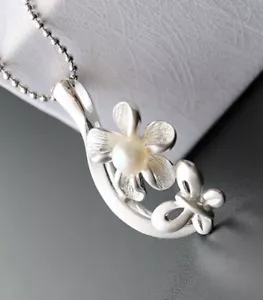 H06 Rimorchio Farfalla Fiore Con Acqua Dolce Perla Argento Sterling 925 - Foto 1 di 6