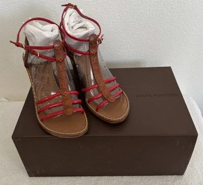 Sandalia de cuña Louis Vuitton roja/marrón de cuero en relieve Key West con correa al tobillo talla 40 Foto 1 de 4