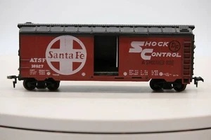 Life-Like SANTA FE SHOCK CONTROL BOXCAR ATSF 16927 - HO Scale 1:87 Gauge Model - Picture 1 of 4