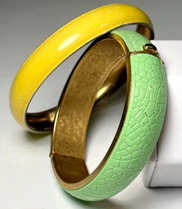 2 VTG Metal Hinged Bangle Bracelets Green Yellow Enamel Gold Tone FREE SHIPPING - Picture 1 of 12