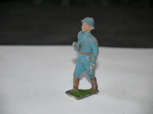 FIGURINE EN PLOMB MILITAIRE POILU BLEU PORTE DRAPEAU BRAS ARTICULE - Picture 1 of 2