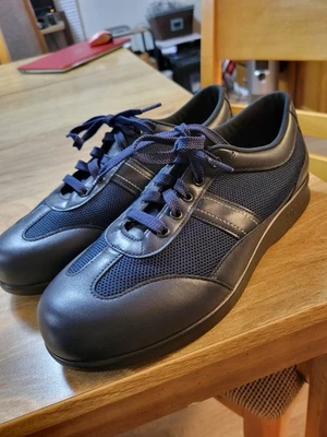 NUEVO SIN CAJA.  Zapatos cómodos ocupacionales azules para dama de SAS. talla 9,5 WW. Cuero y malla Foto 1 de 4