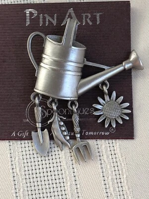 Prendedor de jardinería de peltre arte Spoontiques ~ regadera con dijes 03899 Foto 1 de 4