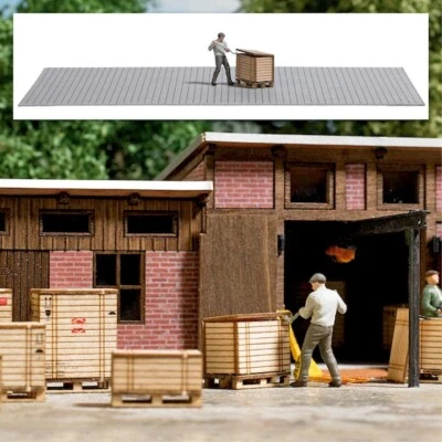 HO Scale Accessories - 7977 - Action Set - Prying open a crate - Image 1 of 2