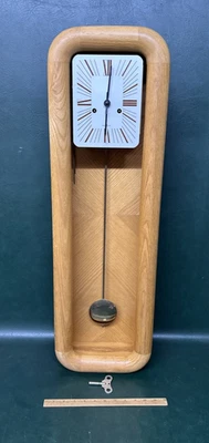 Настенные часы середины века Arthur Umanoff Oak от Howard Miller с ключом - Изображение 1 из 4