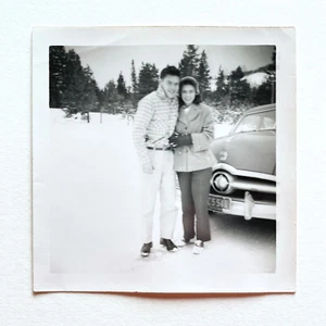 50er Jahre junges Paar & Studebaker Auto im Schnee Foto • s/w Fotografie - Bild 1 von 2