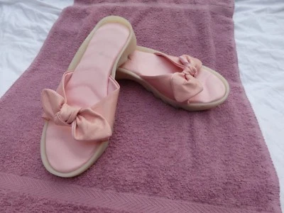 Luichiny ~ Diapositivas de cuero rosa claro ~ Talla 7~Suelas de goma marfil "Agarre"~Hechas en Italia Foto 1 de 4