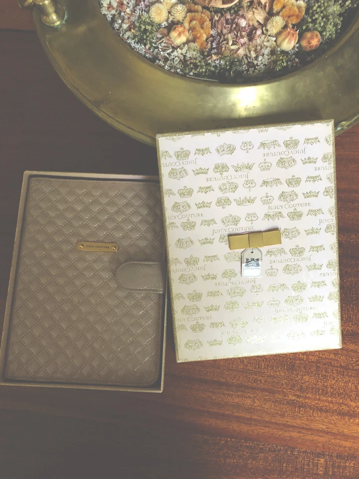 Nuevo con etiqueta FUNDA LECTOR ELECTRÓNICO LENTEJUELAS BRILLANTES ROSA JUICY COUTURE $78 Foto 1 de 4