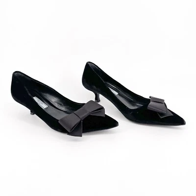 Zapatos de salón Prada punta con moño gatito talla 37 EE. UU. 7 negro terciopelo tacón bajo formales Foto 1 de 4