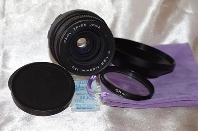 Objectif M42 29mm f2,8 CARL ZEISS, bouchons, filtre 1A, pare-soleil, housse TBE - Photo 1/4