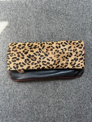 Cartera clutch de cuero Steve Madden de leopardo Foto 1 de 4