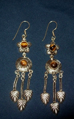 Pendientes colgantes de gancho perforados de plata de ley/ojo de tigre sin peso Foto 1 de 2