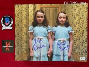 Foto doble firmada de Lisa & Louise Burns 11x14 The Shining Grady Twins Beckett - Imagen 1 de 1