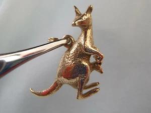 Vintage 9K Yellow Gold Kangaroo & Joey Charm Pendant 9.9 Grams - Picture 1 of 12