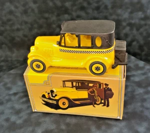 1926 CHECKERED CAB!!  Avon cologne full bottle vintage cars After Shave Vintage - Picture 1 of 4