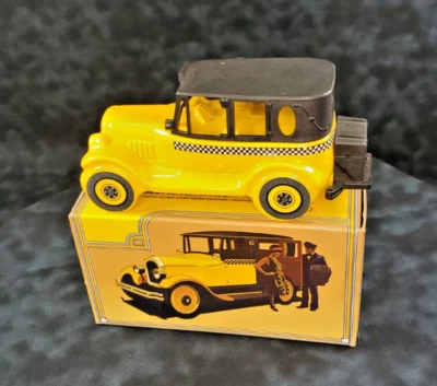 1926 CHECKERED CAB!!  Avon cologne full bottle vintage cars After Shave Vintage - Image 1 of 4