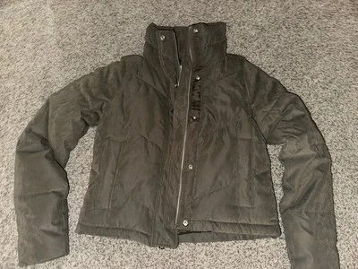 NUEVO CON ETIQUETAS Abercrombie & Fitch Mini Chaqueta Puffer Verde Oliva Talla XXS Foto 1 de 3