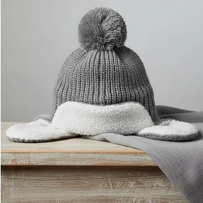 Gorro Oakley Gris Tejido con Orejeras Sherpa y Pom Pom Brillo Metálico Foto 1 de 4