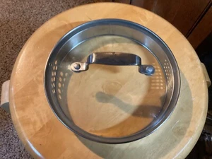 Glass Lid trimmed in Stainless. 6.75” rim to rim and 7.25” edge to edge. CCC - Imagen 1 de 4