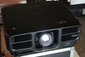 *EPSON EB-L1405U+ELPLM08*Laser Beamer Projektor projector 4k UHD 8000 ANSI WUXGA - Picture 1 of 20