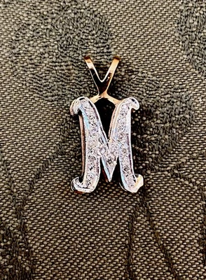 COLGANTE DE ORO 10K DOS TONOS PAVÉ CURSIVA LETRA INICIAL M DE COLECCIÓN 3,3 G Foto 1 de 4