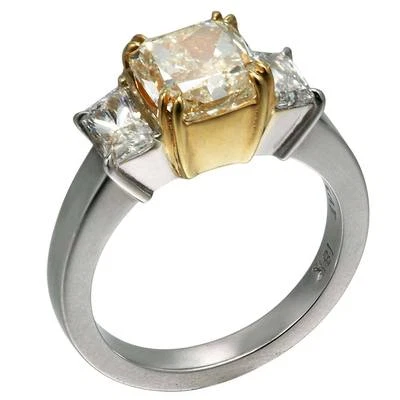 Anillo de compromiso de diamantes de tres piedras de dos tonos 14K, diámetro 0,75 y 2,35 quilates Foto 1 de 3