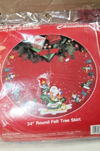 1993 Bucilla Weihnachtsmann Schlitten 34" rund Filz Weihnachtsbaum Rock Kit 33192 Vintage - Bild 1 von 2