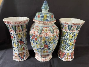 Ensemble d'armoires Delft vintage Tichelaar Makkum. Pot au gingembre avec 2 vases, - Photo 1 sur 10