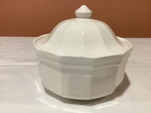 Pfaltzgraff USA Heritage White 2 Qt Covered Casserole Dish 8" W x 8" H incl. lid - Picture 1 of 7