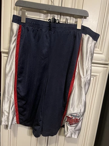 True Fan Size large Minnesota Twins Sports Shorts Cover