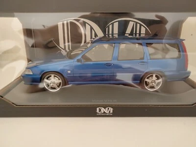 VOLVO V70R Laser Blue 1999 1/18 DNA Collectibles DNA000057 V70 Estate Combi - Immagine 1 di 3