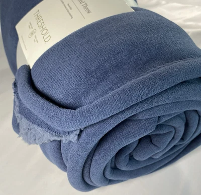 Manta de chenilla azul con reverso de piel de oveja sintética por Threshold 50x70 en NUEVO Foto 1 de 4