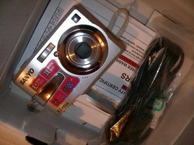 "SANYO" Digitalkamera --  8.1 Mega Pixels -- d e f e k t - Bild 1 von 4