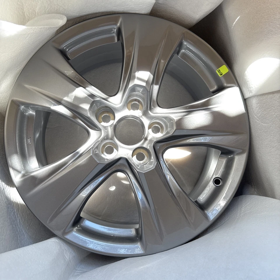 Llanta de repuesto de aleación de 17"x7" 426110R560 para Toyota RAV4 2019-2024 plateada Foto 1 de 3