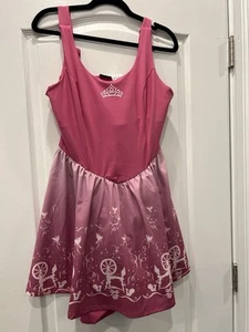 NUEVO CON ETIQUETAS - La Bella Durmiente - Vestido Atlético de Su Universo - Enredado (con Pantalones Cortos)- M - Imagen 1 de 3
