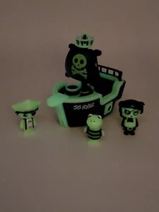 Ryan's World SS Ryan Pirata Nave Fantasma +3 Personaggi Brillano nel Buio Bonkers Giocattoli - Foto 1 di 12