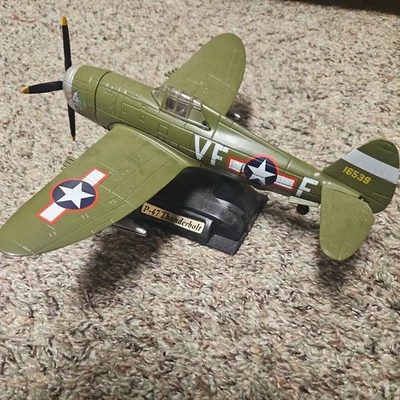 Avión de combate P-47 Thunderbolt Mid-Century de metal verde Segunda Guerra Mundial modelo de juguete  Foto 1 de 3